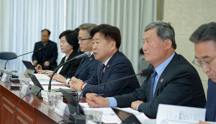 [제주=뉴시스] 오영훈 제주지사가 지난달 31일 제주도청 탐라홀에서 열린 4월월간정책공유회의에서 발언하고 있다. (사진=제주도 제공) 2025.04.01. photo@newsis.com *재판매 및 DB 금지