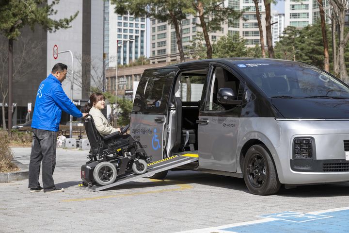 [서울=뉴시스] 거동이 불편한 승객이 현대차 R1 옆문으로 탑승하는 모습. (사진=현대차) 2025.04.01 photo@newsis.com *재판매 및 DB 금지 *재판매 및 DB 금지