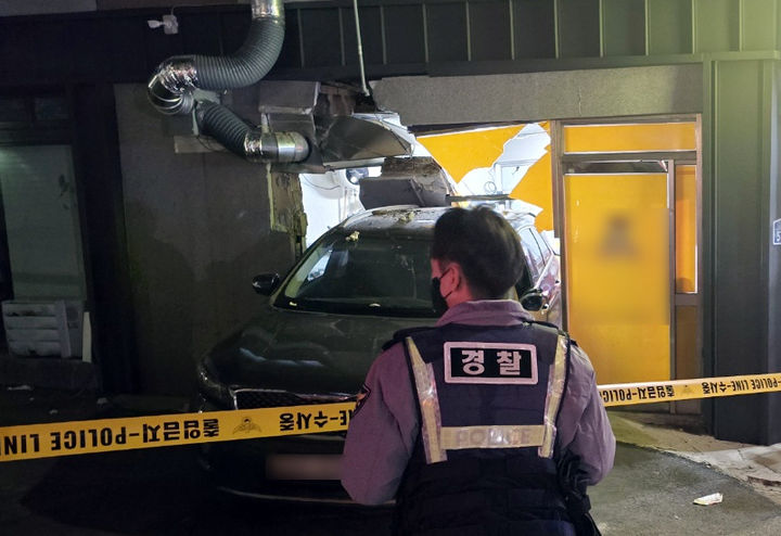 [부산=뉴시스] 지난 31월 오후 부산 금정구의 한 상가에서 SUV차량이 후진을 하던 중 1층 점포 벽면을 들이받고 안으로 돌진했다. (사진=부산경찰청 제공) 2025.04.01. photo@newsis.com *재판매 및 DB 금지