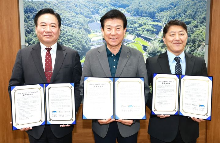 [금산=뉴시스] 박범인(가운데) 금산군수가 지난달 31일 군청 상황실에서 충남문화관광재단, 한식진흥원과 함께 K-미식벨트 조성을 위한 업무협약을 체결하고 있다. (사진= 금산군 제공) 2025.04.01. photo@newsis.com *재판매 및 DB 금지