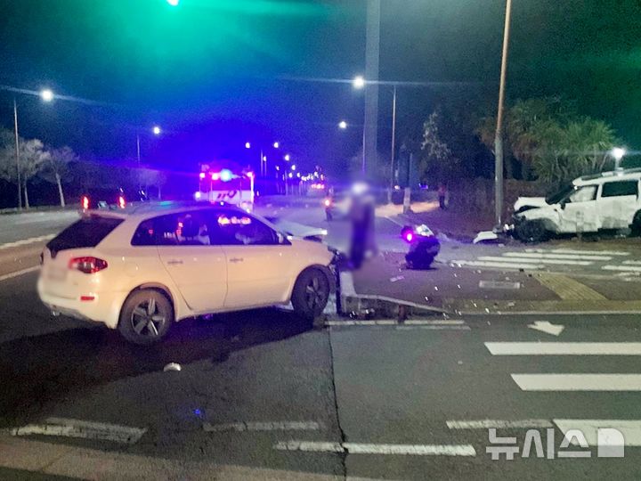 [제주=뉴시스] 31일 오후 서귀포시 강정동 소재 도로에서 차량 2대가 충돌하는 사고가 발생해 경찰과 소방당국이 수습에 나서고 있다. (사진=제주소방안전본부 제공) 2025.03.31. photo@newsis.com