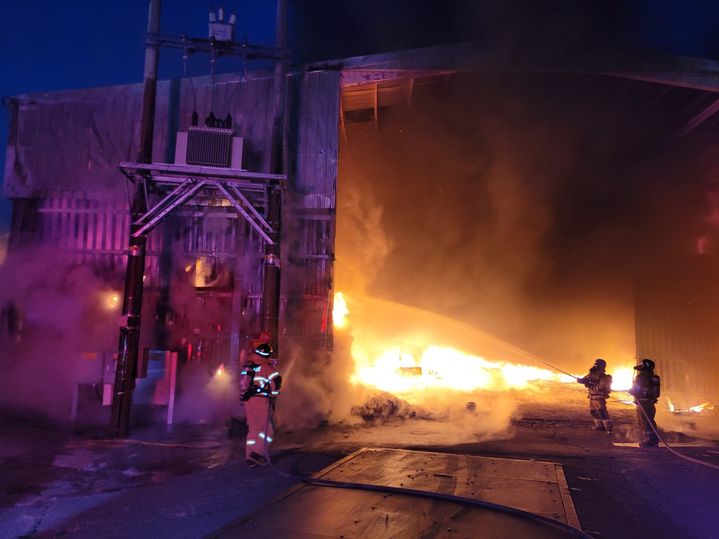 [진주=뉴시스]진주시 대곡면 자원순환시설 공장 화재.(사진=경남소방본부 제공).2025.04.01.photo@newsis.com *재판매 및 DB 금지