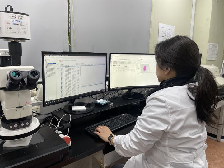 [세종=뉴시스] 농림축산검역본부가 시료 관리시간을 단축하고 오류를 최소화하는 디지털 실험실 시스템을 활용하는 모습. (사진=농림축산검역본부 제공) *재판매 및 DB 금지