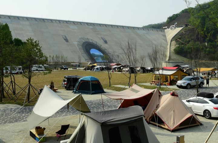[화천=뉴시스] 1일 화천군은 오는 7일 군 공공캠핑장인 평화의 댐 인근에 자리잡고 있는 오토 캠핑장과 카라반 캠핑장이 운영을 재개한다 고 밝혔다. 화천군 제공.&nbsp; *재판매 및 DB 금지