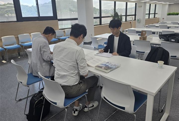 [서울=뉴시스] 2024년 열린 '찾아가는 방위사업 자료열람' 서비스 참석자들이 자료를 열람하는 모습. (사진=방위사업청 제공) 2025.04.01. photo@newsis.com *재판매 및 DB 금지