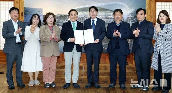 [전주=뉴시스]윤난슬 기자 = 전주시와 전북특별자치도교육청은 서거석 교육감과 우범기 전주시장 등 두 기관 관계자가 참석한 가운데 '마이스산업 활성화 및 미래교육 지원 네트워크 구축을 위한 업무협약'을 체결했다고 1일 밝혔다.(사진=전주시 제공) 