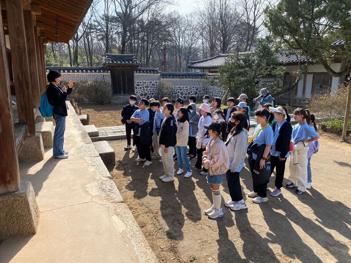 [서울=뉴시스] 화성 융릉과 건릉에서 진행된 어린이 교육 (사진=국가유산청 제공) 2025.04.01. photo@newsis.com *재판매 및 DB 금지