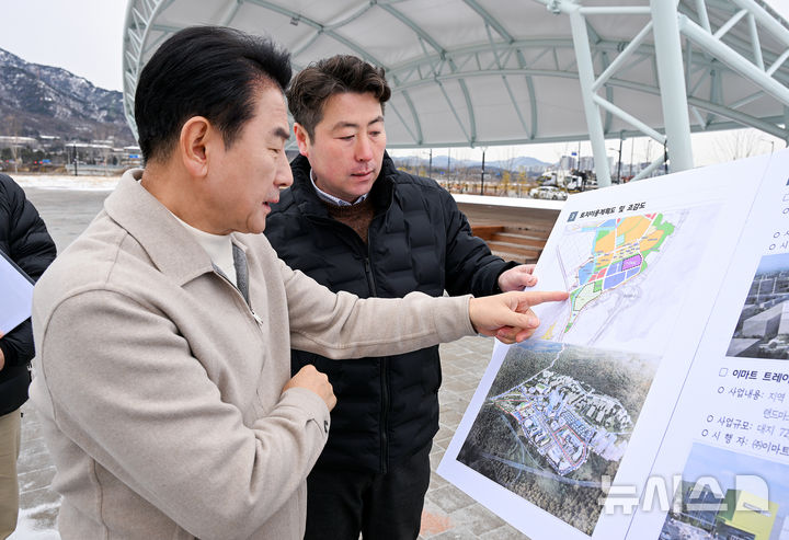 [의정부=뉴시스]김동근 의정부시장이 지난 5일 복합문화융합단지 준공에 앞서 단지 내 시장용지에서 현장점검을 하고 있다.(사진=의정부시 제공).photo@newsis.com