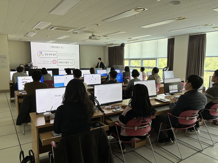 [논산=뉴시스] 계룡시는 공직자를 대상으로 '인공지능(AI) 시대의 공직 혁신, 기회와 도전과제'라는 주제로 생성형 AI 활용 교육을 실시했다. (사진=계룡시 제공) 2025.04.01. photo@newsis.com *재판매 및 DB 금지