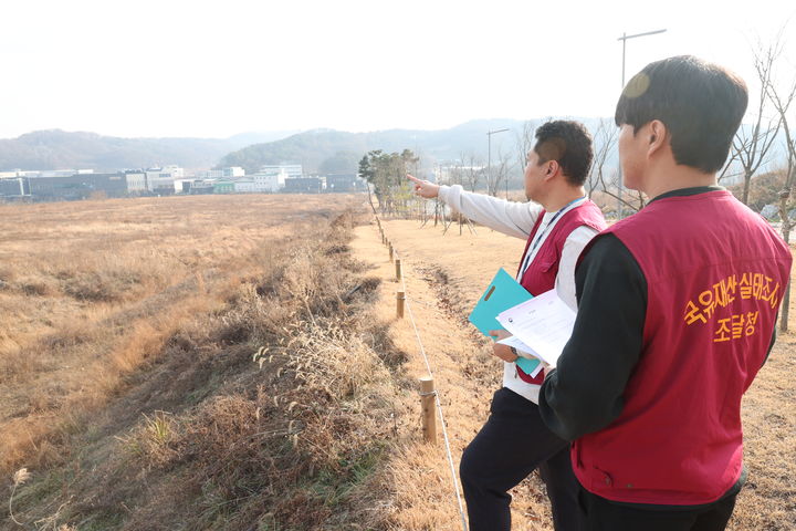 [대전=뉴시스] 조달청 직원들이 소유자 없는 부동산(무주부동산)을 국유화하기 위한 현장점검을 하고 있다. (사진=조달청 제공) 2025.06.02. photo@newsis.com *재판매 및 DB 금지