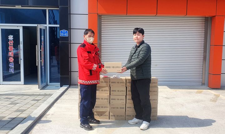 [창녕=뉴시스] 경기도 파주시 소재 아이엘케이가 창녕군에 화재대피용 접착식 습식마스크 500점을 기탁하고 있다. (사진= 창녕군 제공) 2025.04.01. photo@newsis.com *재판매 및 DB 금지