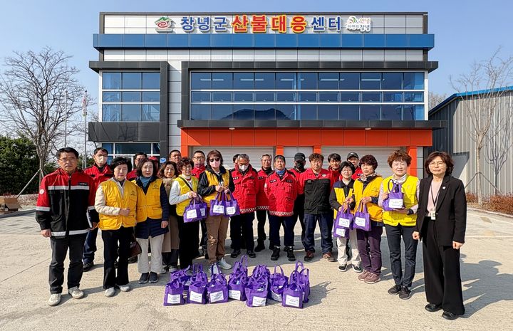 [창녕=뉴시스] 창녕군 자원봉사협의회원가 산불대응센터에 간식꾸러미를 전달하고 기념촬영을 하고 있다. (사진= 창녕군 제공) 2025.04.01. photo@newsis.com *재판매 및 DB 금지