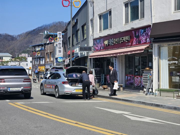 [청송=뉴시스] 경북 청송군 청송읍 금월로의 정육점 앞에서 한 주민이 택시를 타고 있다. june@newsis.com *재판매 및 DB 금지