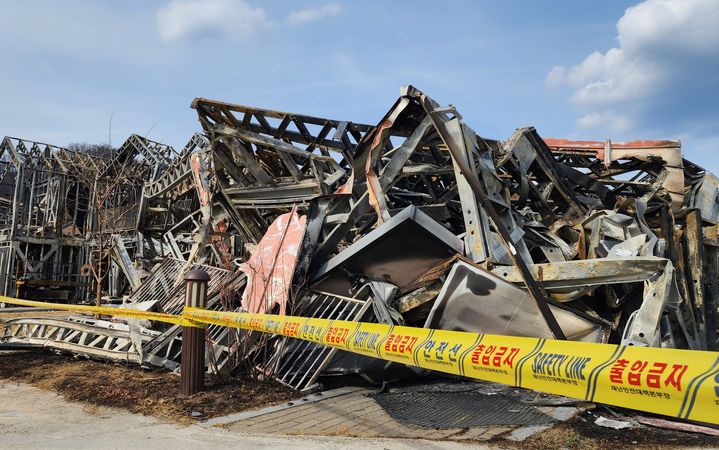 [의성=뉴시스] 김진호 기자 = 경북 의성군 단촌면 구계1리 고운마을 건불이 산불에 불타 무너져 있다. 2025.04.01. kjh9326@newsis.com *재판매 및 DB 금지