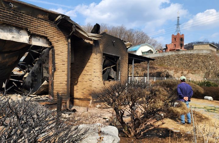 [의성=뉴시스] 김진호 기자 = 경북 의성군 단촌면 하화리가 산불로 인해 폐허가 돼 있다. 교회도 산불로 불에 탔다. 2025.04.01. kjh9326@newsis.com *재판매 및 DB 금지