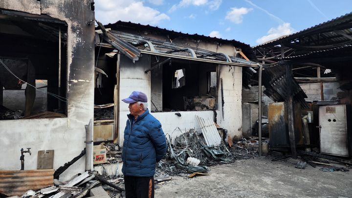  [의성=뉴시스] 김진호 기자 = 경북 의성군 단촌면 하화리 마부진(85)씨가 대형 산불로 소실된 자신을 집을 둘러보고 있다. 2025.04.01. kjh9326@newsis.com *재판매 및 DB 금지