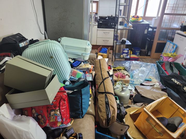 [광주=뉴시스] 광주 광산구 한 저장강박 가구 지원에 나선 광주 광산구. (사진=광산구 제공) *재판매 및 DB 금지