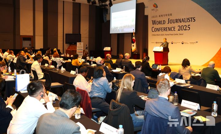 [포항=뉴시스] 송종욱 기자 = 지난달 31일 한국프레스센터 '2025 세계기자대회'가 열린 가운데 이강덕 시장이 '포항, 산업 도시에서 환경 도시로의 대전환'이란 주제로 특별강연을 했다. 사진은 이 시장의 특강 모습. (사진=포항시 제공) 2025.04.01. photo@newsis.com