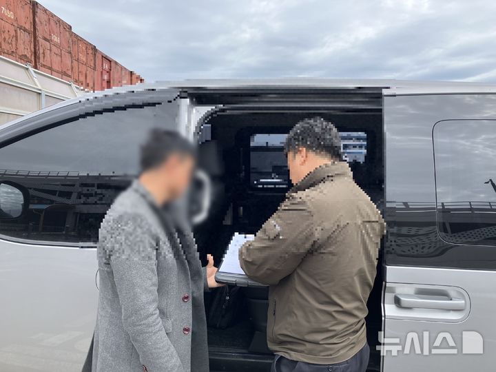 [제주=뉴시스] 기사와 상관 없는 제주자치경찰단 불법 유상 운송 행위 적발 자료 사진. (사진=제주자치경찰단 제공) 