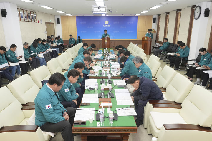  [안동=뉴시스] 안동시의회에서 산불 피해 대책 마련을 위한 긴급 간담회가 열리고 있다. 2025.04.01. (사진=안동시의회 제공) photo@newsis.com *재판매 및 DB 금지