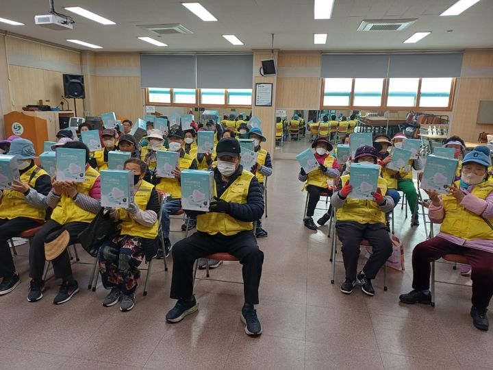 [창원=뉴시스] 경남 창원시 마산회원구가 1일 노인일자리 사업 참여 어르신들에게 황사마스크를 배부하고 있다. (사진=창원시 제공). 2025.04.01. photo@newsis.com *재판매 및 DB 금지