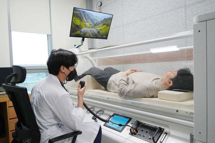 [광주=뉴시스] 조선대학교병원은 최근 최신 사양의 3기압 1인용 고압산소챔버(IBEX M2)를 도입했다고 1일 밝혔다. (사진=조선대병원 제공) 2025.04.01. photo@newsis.com *재판매 및 DB 금지