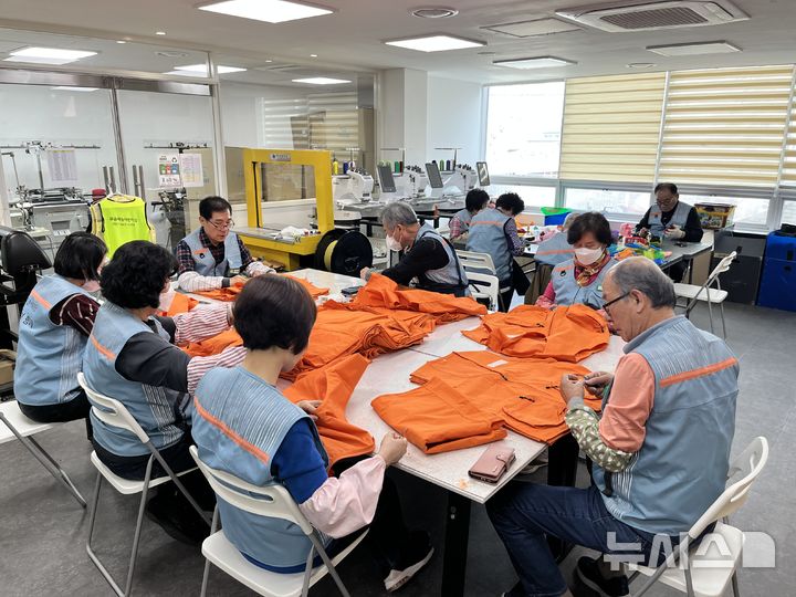 [부산=뉴시스] 이아름 기자 = 부산 동구의 우리동네ESG센터 2호점 1층 친환경 제품 작업장에서 근무자들이 작업용 조끼를 제작하고 있다. 2025.03.25. aha@newsis.com