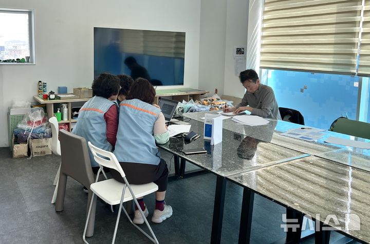 [부산=뉴시스] 이아름 기자 = 부산 동구의 우리동네ESG센터 2호점 3층 회의실에서 교육조 근무자들이 어린이 환경 교육을 위한 회의를 진행하고 있다. 2025.03.25. aha@newsis.com