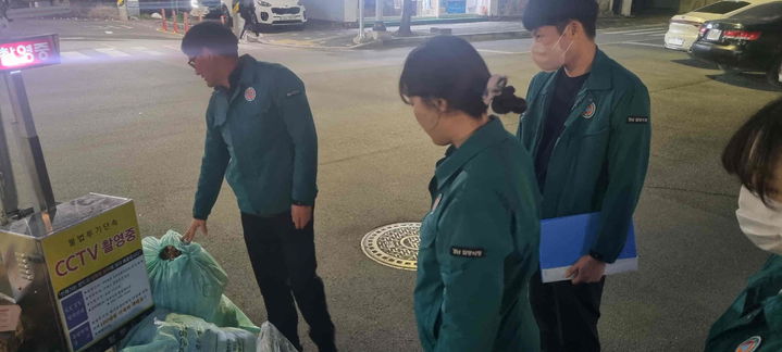[밀양=뉴시스] 밀양시 삼문동 행정복지센터에서 생활 쓰레기 불법 투기 야간 단속을 하고 있다. (사진=밀양시 제공) 2025.04.01. photo@newsis.com *재판매 및 DB 금지