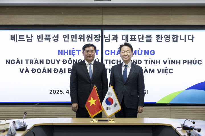 [수원=뉴시스] 1일 오전 경기도청 서희홀에서 고영인 경제부지사가 베트남 빈푹성 인민위원장과 기념촬영을 하고 있다. (사진=경기도 제공) 2025.04.01. photo@newsis.com *재판매 및 DB 금지