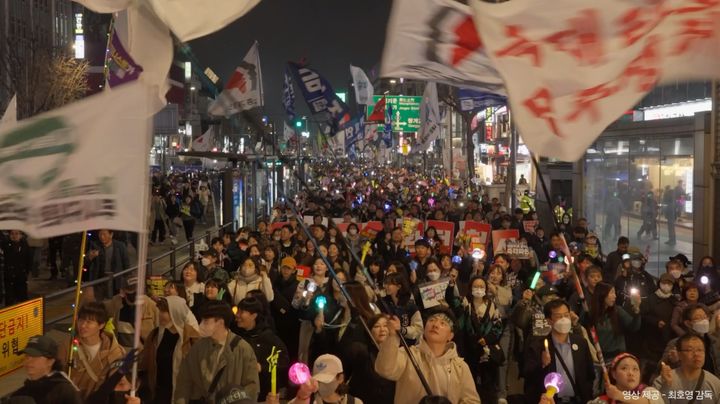 [서울=뉴시스] 영화감독 임순례, 배우 정진영 등 영화인 1025명이 참여한 윤석열 파면 촉구 영상 성명서가 1일 공개했다. (사진= 영화산업 위기극복 영화인 연대 제공) 2025.04.01. photo@newsis.com&nbsp; *재판매 및 DB 금지