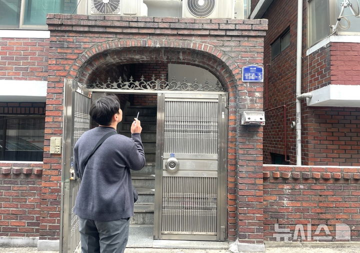 [서울=뉴시스]불법건축물의 현장점검을 하고 있는 모습.