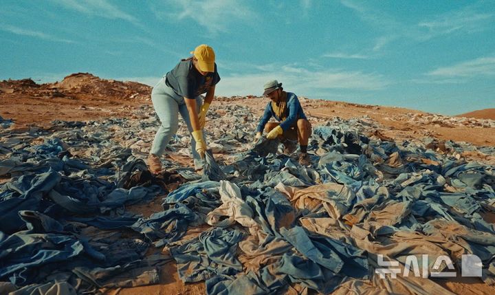 [서울=뉴시스] 리커머스 아타카마는 칠레 아타카마 사막의 쓰레기 더미에서 수거한 옷을 무료로 판매한다. (사진=가디언) 