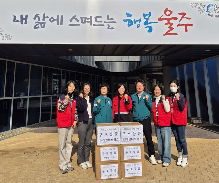 [울산=뉴시스] 울산 울주보건소는 ㈜태영네트웍스가 언양읍 행정복지센터에 산불 피해지역 구호품으로 칫솔 세트와 물티슈 등 100만원 상당의 구강 위생용품을 전달했다고 1일 밝혔다. (사진= 울주보건소 제공) 2025.04.01.photo@newsis.com *재판매 및 DB 금지