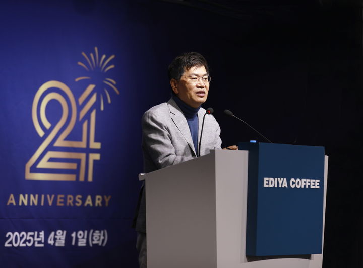 1일 서울 강남구 이디야커피 본사에서 진행된 24주년 창립기념식에서 문창기 회장이 기념사를 전하고 있다.(사진=이디야커피 제공) *재판매 및 DB 금지