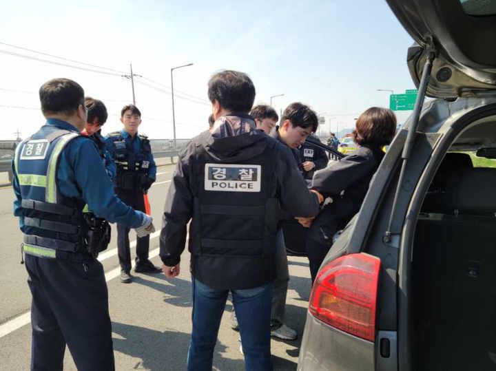 [고성(경남)=뉴시스] 신정철 기자= 경남 고성경찰서는 1일, 고성군내 일원에서 수사과·범죄예방대응과·지역경찰 등 40여 명이 참여한 가운데 인질강도 등 강력사건 발생에 대비한 FTX 훈련을 실시했다.(사진=고성서 제공).2025.04.01. photo@newsis.com *재판매 및 DB 금지