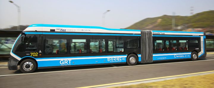 [인천=뉴시스] 인천 청라국제도시의 신교통수단 '유도고속차량(GRT)'인 바이모달트램이 주행하고 있다. (사진=인천교통공사 제공) 2025.04.01. photo@newsis.com *재판매 및 DB 금지