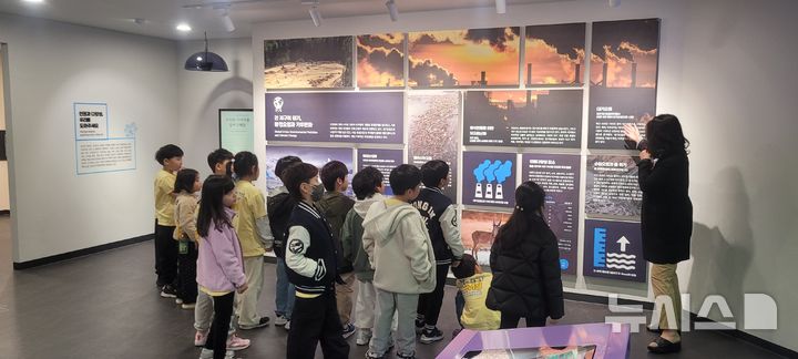 [의정부=뉴시스] 통일교육 본격 시행. (사진=경기도교육청 제공) 2025.04.01 photo@newsis.com