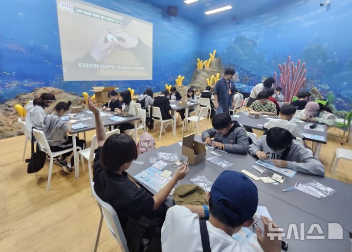 [창원=뉴시스]경남로봇랜드재단 로봇체험교실의 AI LED 광섬유 조명등 램프 만들기 체험 현장.(사진=경남로봇랜드재단 제공) 2025.04.01. photo@newsis.com