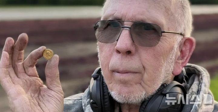 [서울=뉴시스] 로마 시대 동전을 발견한 론 월터스의 모습 (사진=Black History Hunter)