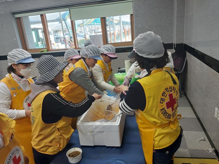 [고성(경남)=뉴시스] 신정철 기자= 고성군 자원봉사단체협의회(회장 김성진)와 고성군 여성리더봉사단(회장 이경숙)이 지난 30일, 산청군 산불 진화 현장을 찾아 진화 인력 및 관계자를 위한 급식 봉사와 무료찻집을 운영하며 현장 지원활동을 펼치고 있다.(사진=고성군 제공).2025.04.01. photo@newsis.com *재판매 및 DB 금지