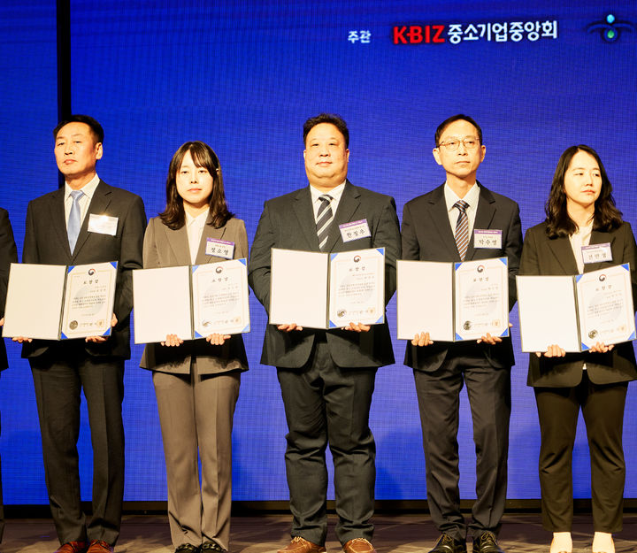 HDC현대산업개발 공정상생팀 매니저(왼쪽에서 세 번째)가 공정거래위원장 표창을 받았다. (사진=HDC현대산업개발 제공) *재판매 및 DB 금지