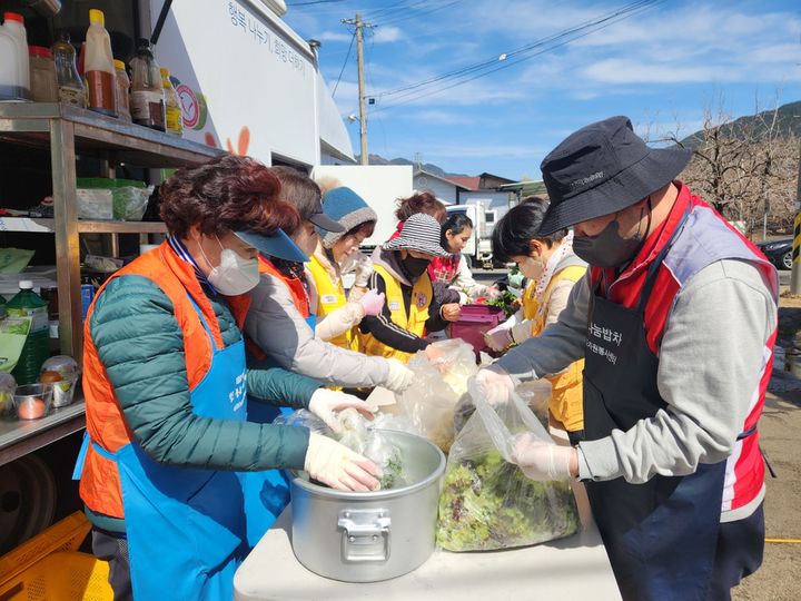 [고성(경남)=뉴시스] 신정철 기자= 경남 고성군 자원봉사단체들은 산청군 산불 진화 기간 동안 피해 현장에서 진화대원과 이재민을 위한 다양한 봉사활동을 펼쳤다고 1일 밝혔다.사진은 지난 30일 고성군 자원봉사단체협의회(회장 김성진)와 고성군 여성리더봉사단(회장 이경숙)이 산청군 산불 진화 현장을 찾아 진화 인력 및 관계자를 위한 급식 봉사와 무료찻집을 운영하며 현장 지원활동을 펼치고 있는 모습.(사진=고성군 제공).2025.04.01. photo@newsis.com *재판매 및 DB 금지