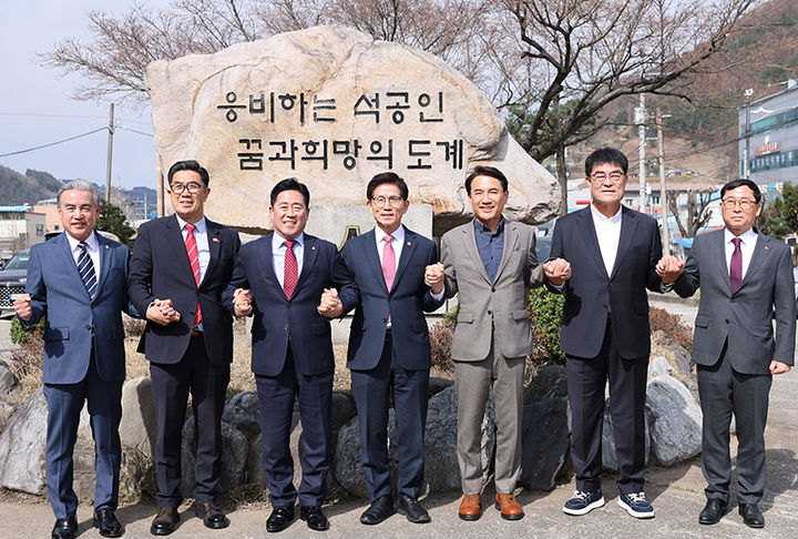 지난달 31일 대한석탄공사 도계광업소에서 김문수 고용노동부 장관, 김진태 강원도지사, 박상수 삼척시장, 김규환 석탄공사 사장 등이 참석한 가운데 맞춤형 직업훈련을 위한 업무협약을 체결하고 있다.(사진=삼척시 제공) *재판매 및 DB 금지