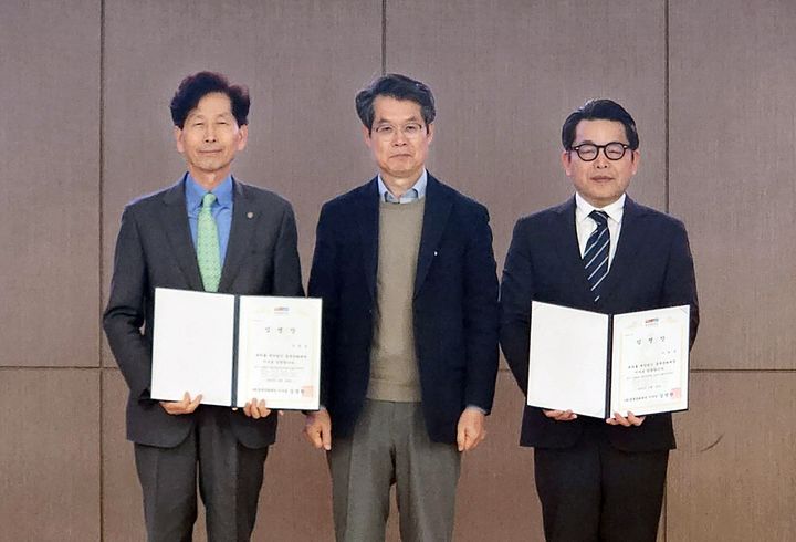 (왼쪽부터) 충북문화재단 강전섭 이사, 김갑수 대표이사, 이원준 이사. (사진=충북문화재단 제공) *재판매 및 DB 금지