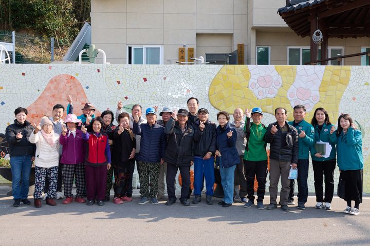 [통영=뉴시스] 신정철 기자= 통영시는 천영기 시장을 비롯 관련 부서장들이 지난달 24일, 26일, 31일 등 3일동안 산양읍 오비도 등 11개 부속도서를 방문해 주민들과 직접 소통하는 시간을 가지며 주민과의 활발한 소통 행보를 펼쳤다고 1일 밝혔다.사진은 한산면 용호도 방문 모습.(사진=통영시 제공).2025.04.01. photo@newsis.com *재판매 및 DB 금지