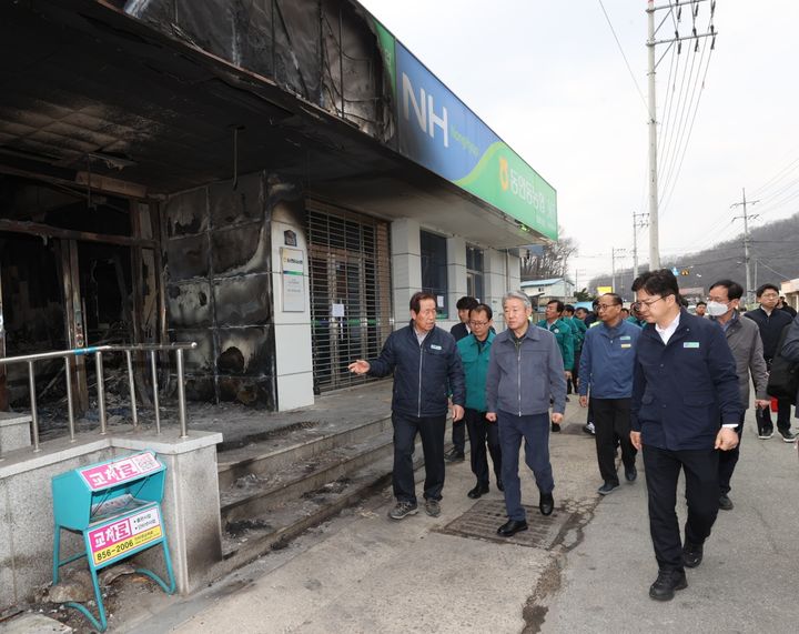 [안동=뉴시스] 강호동 농협중앙회장(가운데)이 28일 동안동농협 임하지점을 방문해 화재로 소실된 시설을 살펴보고 있다. (사진=경북농협 제공) photo@newsis.com *재판매 및 DB 금지
