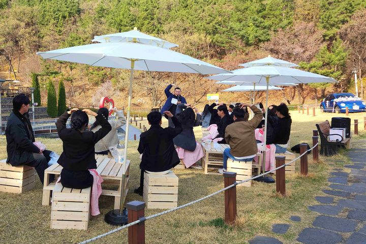 [대구=뉴시스] 대구시 달서구는 지역 내 웨딩공원에서 미혼남녀 20명을 대상으로 봄맞이 만남 프로그램 '설렘가득 벚꽃 데이트'를 운영했다. (사진=대구시 달서구 제공) 2025.04.01. photo@newsis.com *재판매 및 DB 금지