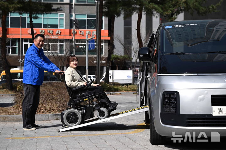 [화성=뉴시스]유니버설디자인이 적용된 개조차량에 휠체어 승객이 탑승하고 있다.(사진=화성시 제공)2025.04.01.photo@newsis.com
