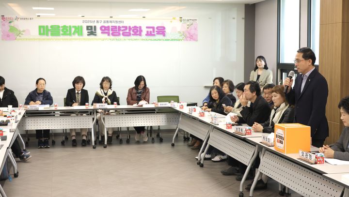 [대전=뉴시스] 박희조 대전 동구청장이 1일 중앙시장 이벤트홀에서 올해 '동구 마을공동체 활성화 공모사업'에 선정된 17개 공동체와 '허심탄회 talk, talk, talk' 소통간담회를 하고 있다. (사진=동구청 제공) 2025.04.01. photo@newsis.com *재판매 및 DB 금지